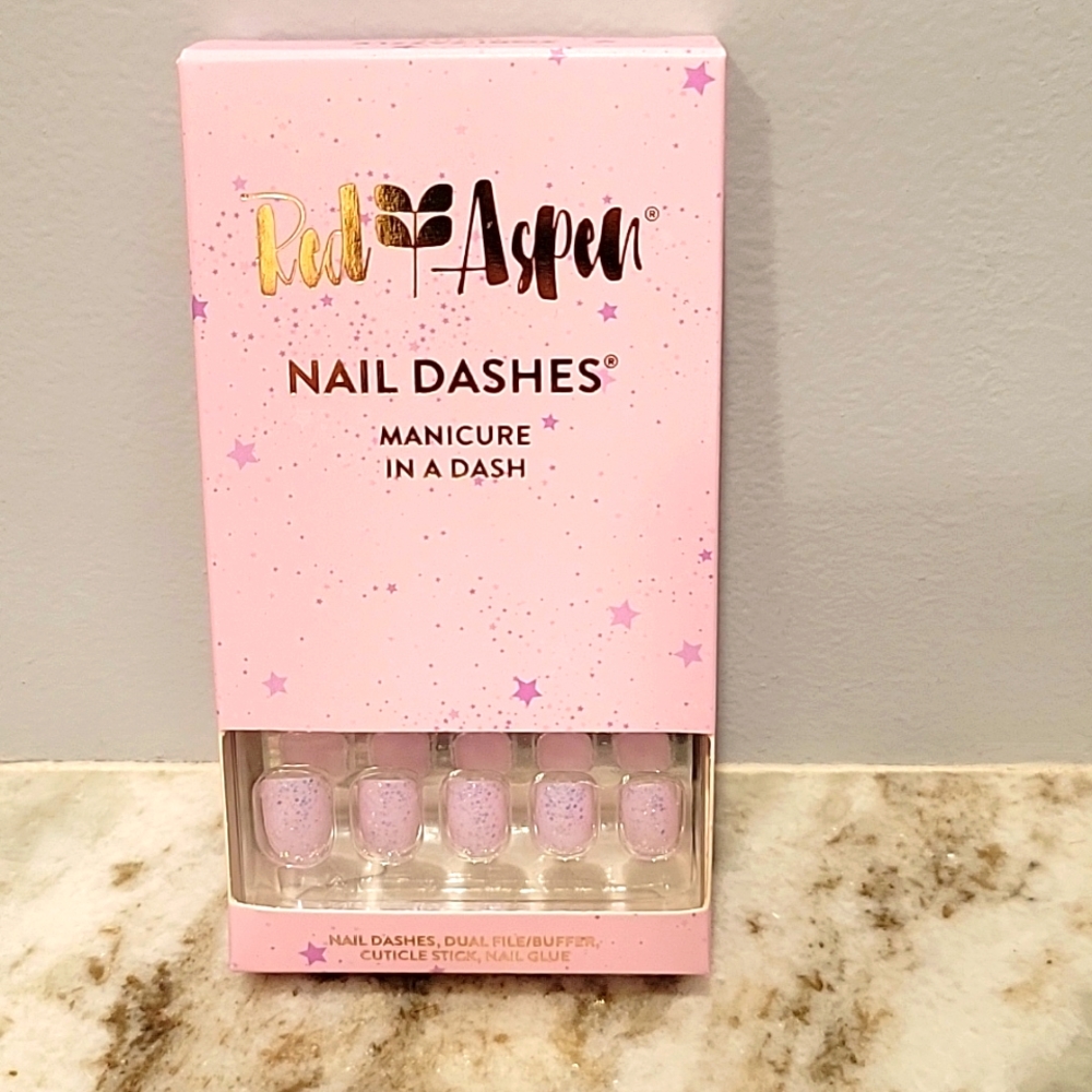 Red Aspen nails dashes